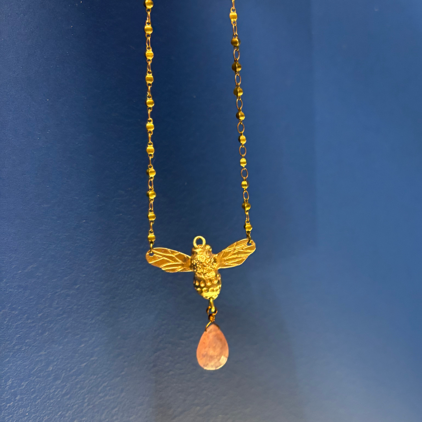 MediSpa Choto | Bronze Bee Necklace Strawberry Quartz